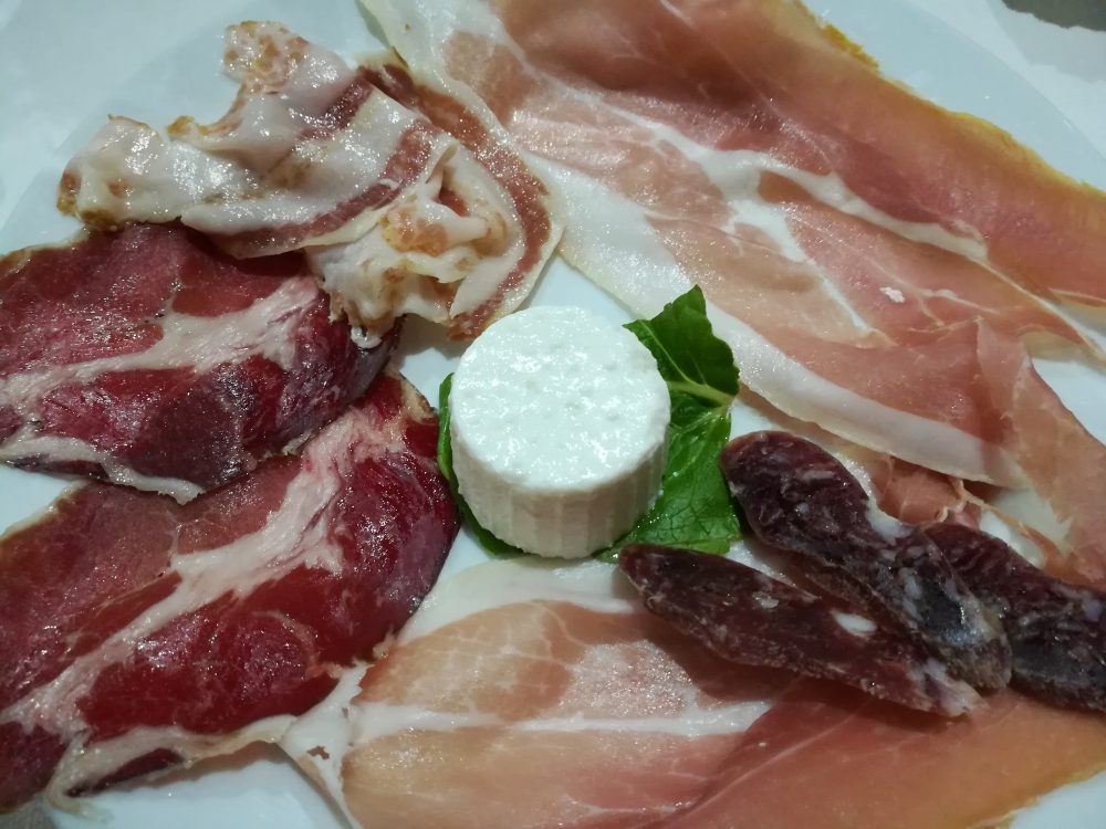 Azienda Agrituristica Collina di Roseto - I Salumi dei propri Maialini Neri Casertani