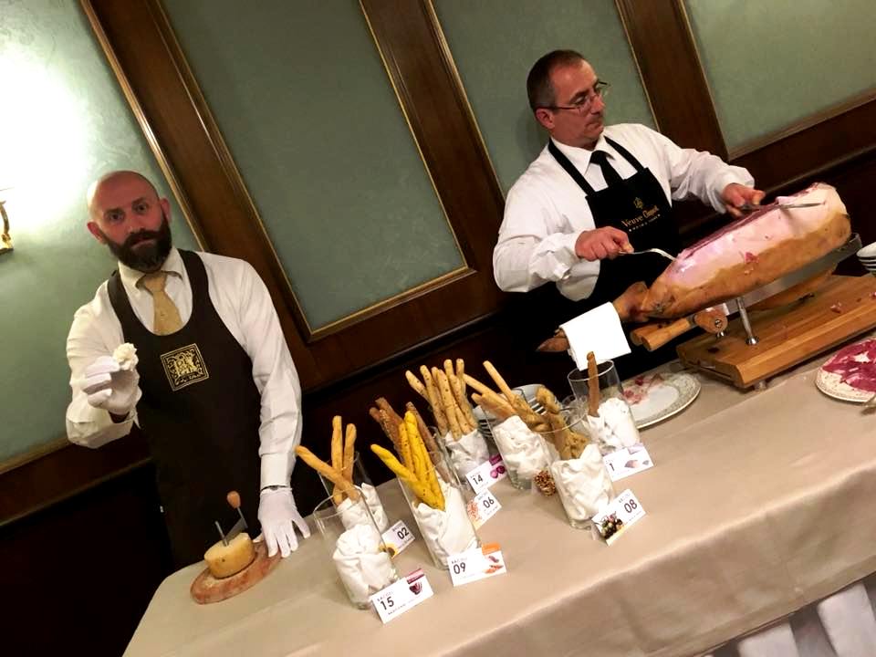 I Salotti del Patriarca - La Postazione di Charcuterie di Prosciutto & Pecorino Toscano