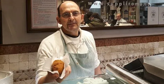 Giacomo con un suppli' tradizionale