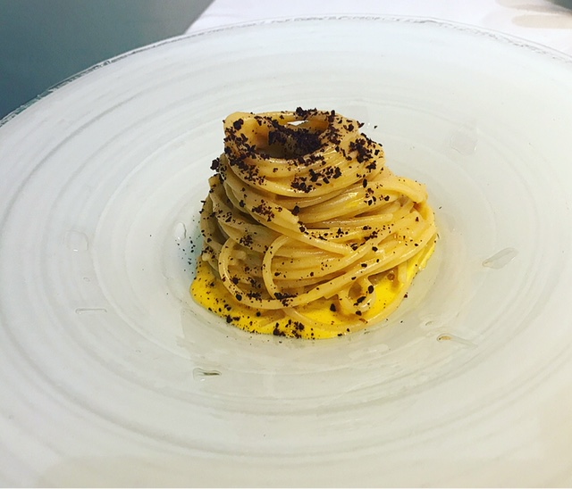 Il Clanio - Spaghetti ai ricci di mare, zabaglione all’umami con cottura inversa dell’uovo e fave al cioccolato
