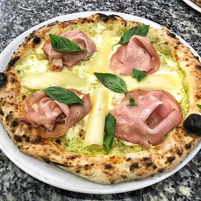 La vita e' bella - Pizza Mortadella_ provola di Agerola, crema di pistacchio, mortadella dop, basilico, olio Evo
