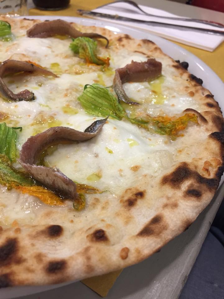 Pizza Romana 180g, zoom su fiori e alici