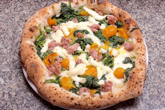 Dopo Cracco non ci resta che la pizza Salsiccia e friarielli ecco la
