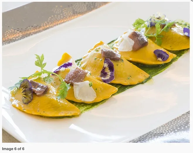 Ravioli di mozzarella di bufala dell'agro pontino, alici del golfo di Gaeta su pesto di rucola