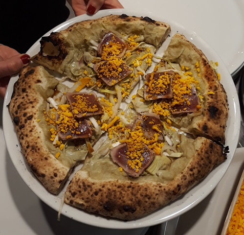 Seu Pizza Illuminati - Caesar Pizza Tonno e Carciofi per la 1 Serata Illuminata