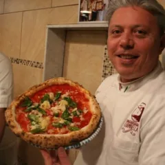 Vincenzo con la pizza Dama