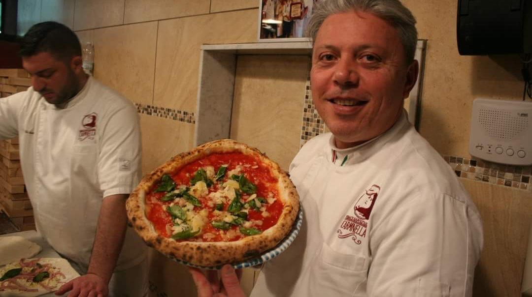 Vincenzo con la pizza Dama