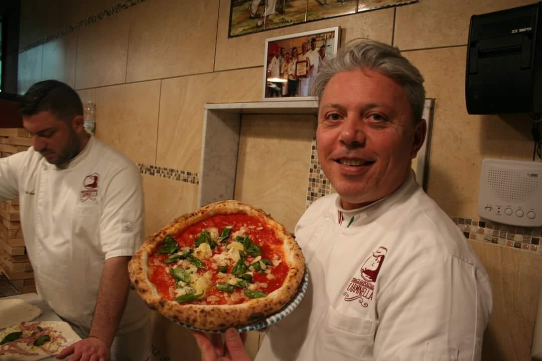 Vincenzo con la pizza Dama