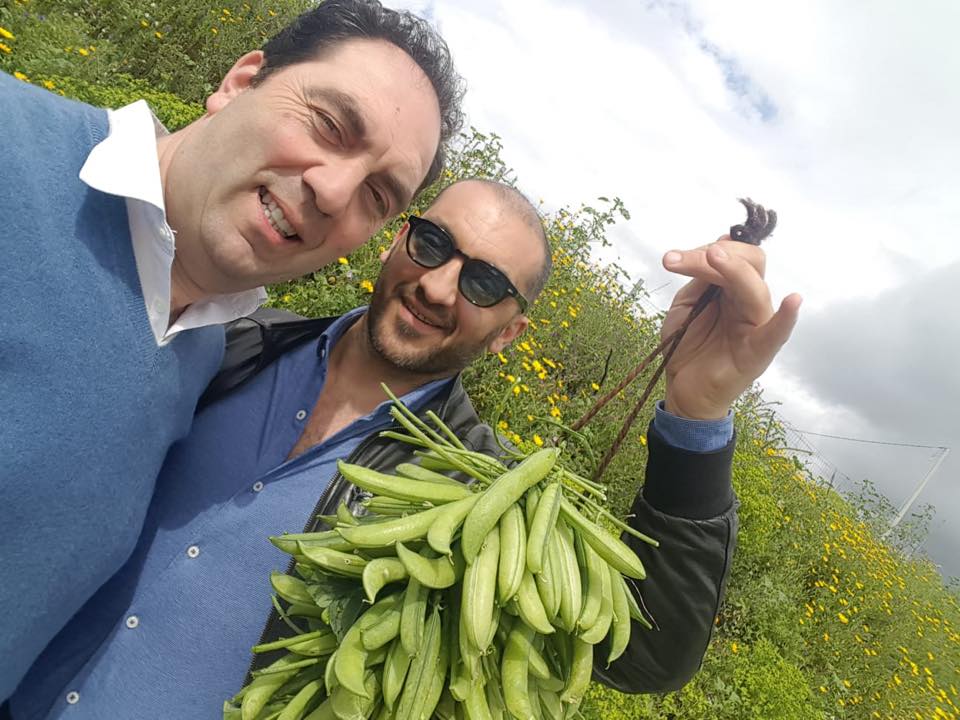 Mimmo de Gregorio con il produttore dei piselli cento giorni