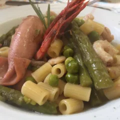 Paisa', pasta e piselli con asparagi, totanetti e gamberi
