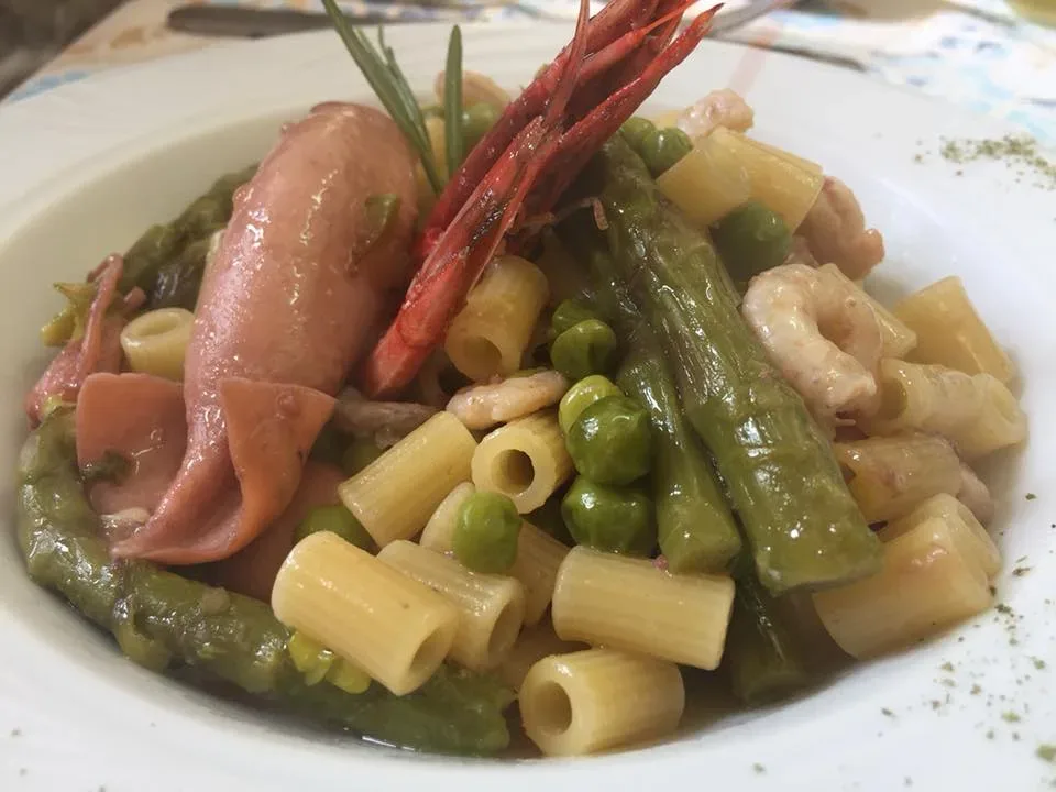 Paisa', pasta e piselli con asparagi, totanetti e gamberi