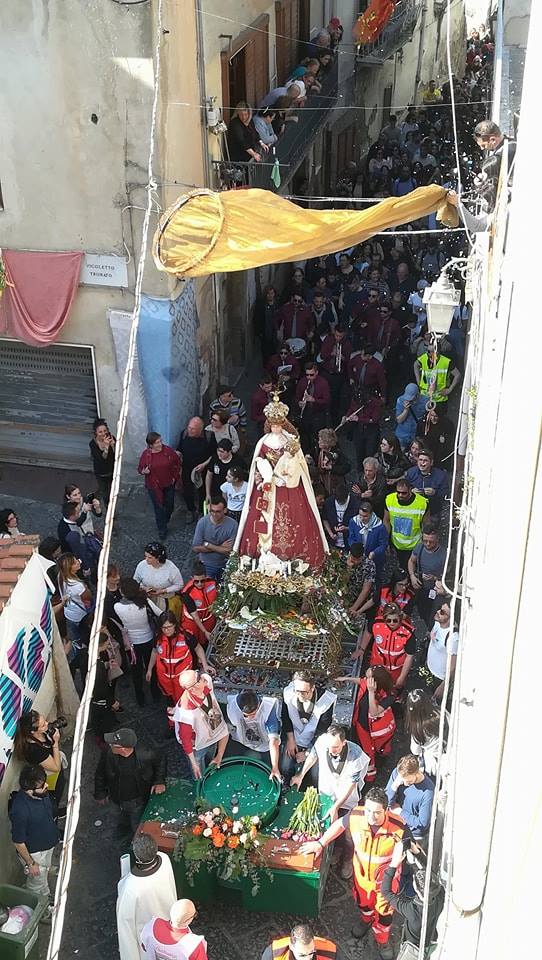La statua in processione