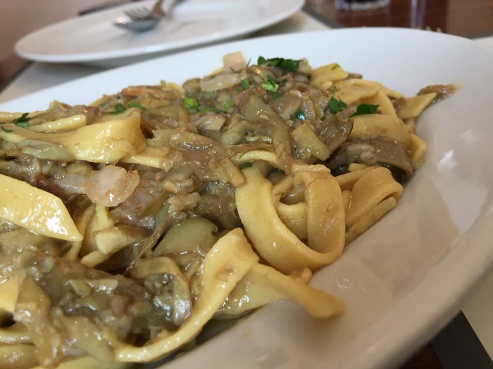 Ustaria Rosella, tagliatelle con carciofi e pancetta