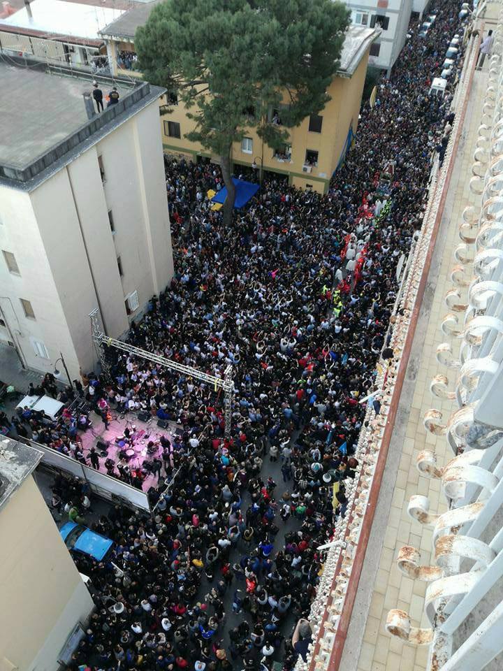 La folla durante la processione