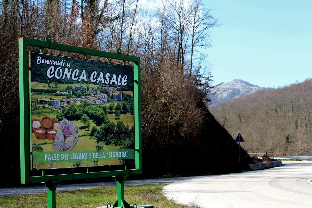 La Signora di Conca Casale – cartello di benvenuto