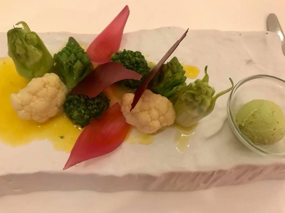 Don Alfonso. Le verdure dell'orto biologico cotte e crude con gelato di piselli allo zenzero, croccante di barbabietola e vinaigrette al miele di Punta Campanella