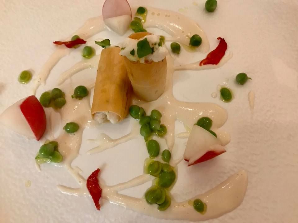 Don Alfonso. Cannolo di dentice marinato allo yogurt di bufala, limone e peperoncino con un ceviche, con salsa di sesamo banco e verdure primaverili