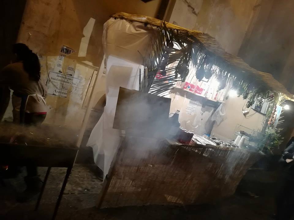 Le vie del paese colme di fumo bianco dei carciofi arrostiti