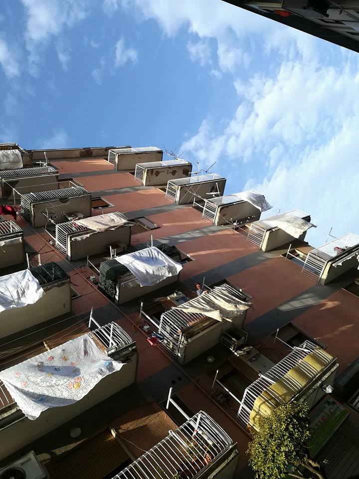 I balconi con le coperte stese per l'arrivo della Madonna