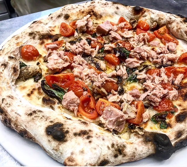 BarbeQ - Pizza Tartufella con crema di tartufo, pomoforini gialli, filetto di pomodoro, tonno, pecorino e olio extravergine