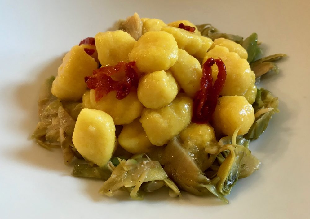 La Piazzetta, Montevecchia, gnocchi di patate allo zafferano con vongole, carciofi e pomodorini secchi