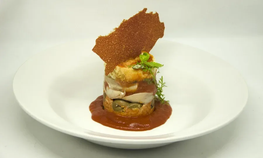 Millefoglie di sgombro su pappa di pomodoro