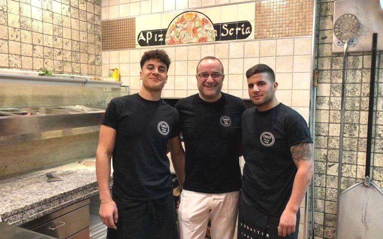 Pizzeria D&D, Valerio Di Bratto tra i figli Pietro e Alessandro - a sinistra