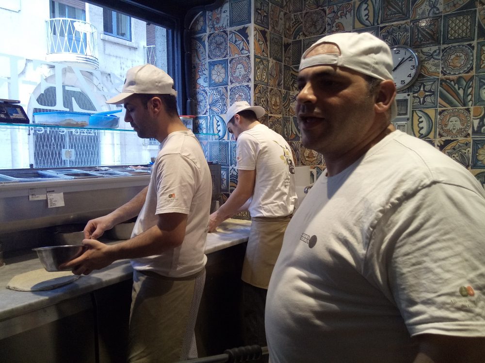 Pizzeria Da Zero a Milano Pizzaioli al lavoro