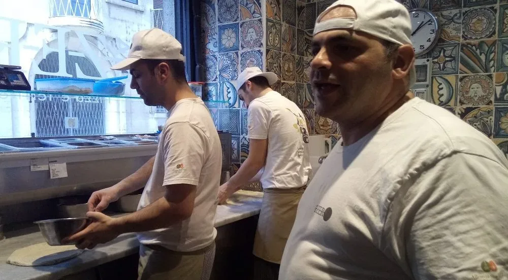 Pizzeria Da Zero a Milano Pizzaioli al lavoro