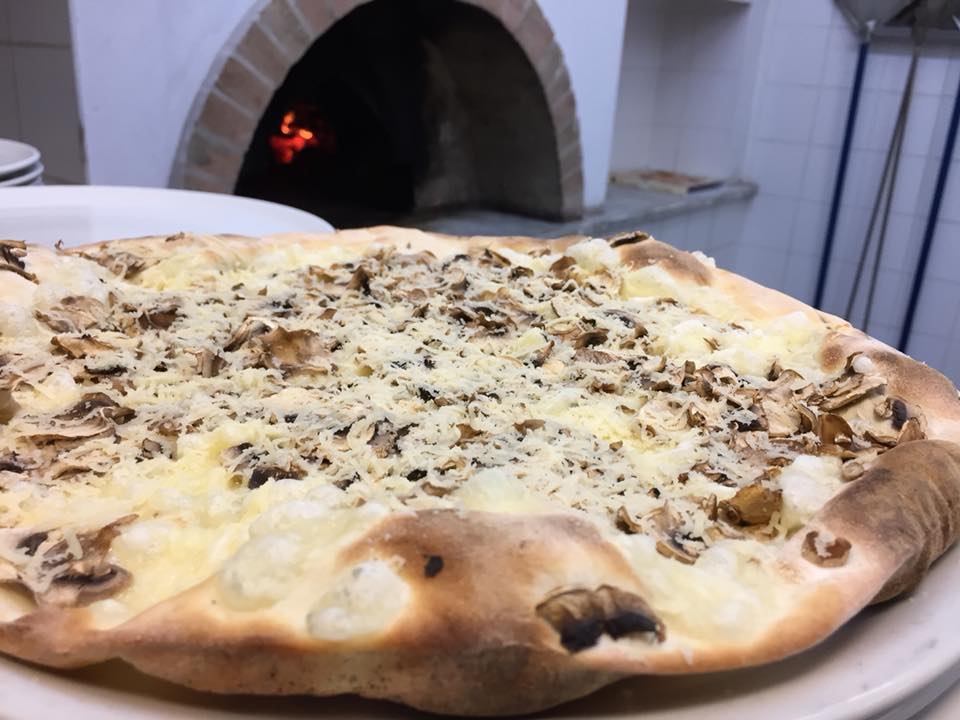 Pizzeria Frontoni, la Doppio Gondino, con funghi e formaggio vegetale simile al grana