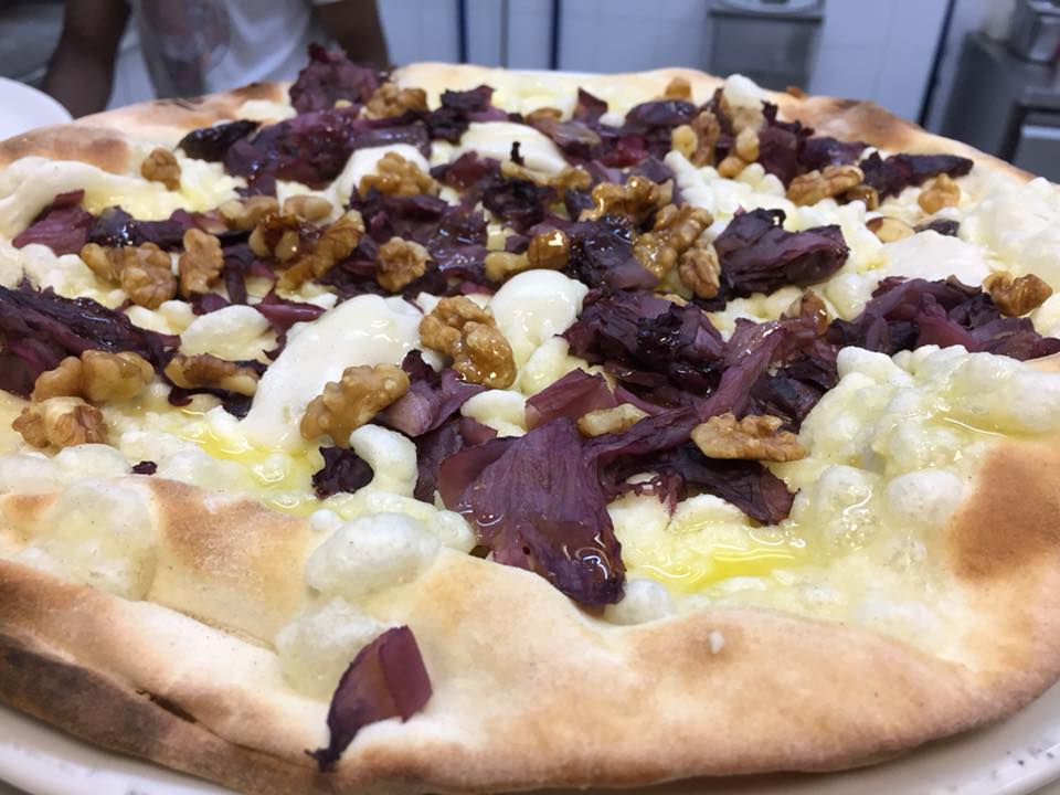 Pizzeria Frontoni, radicchio, noci e blu vegetale