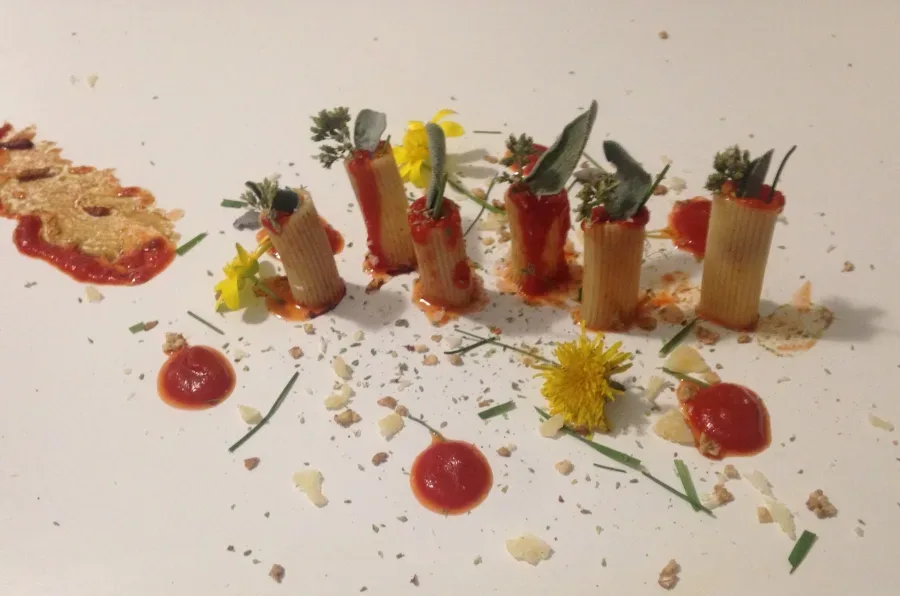 Rigatoni al pomodoro e profumi di montagna