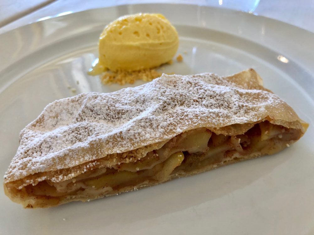 Ristorante La Piazzetta Strudel di mele con gelato alla vaniglia