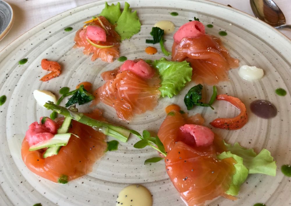 Vigneto, salmone marinato e affumicato con misticanza e sorbetto di fragole