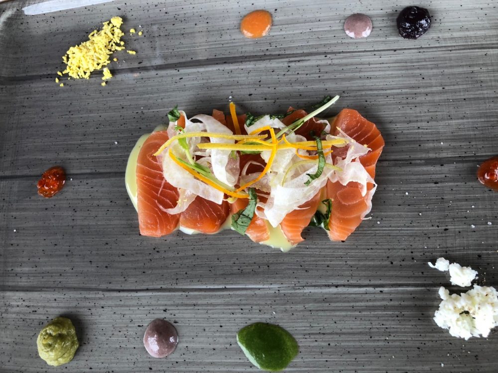 Vigneto, sashimi di salmone e finocchio con salse, veduta aerea