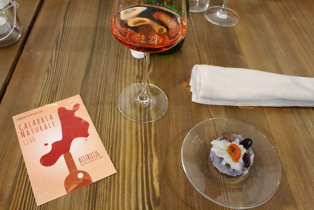 Bistrot 26 – seppia cruda in julienne, con patate viola di Avezzano e pomodori confit