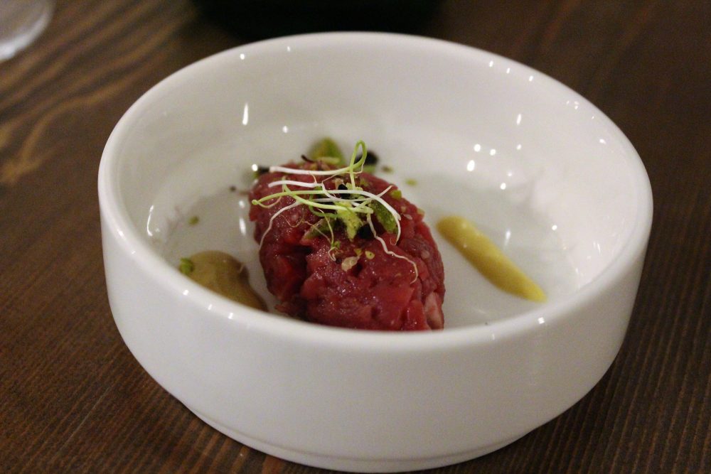 Bistrot 26 – tartare di marchigiana con riduzione di mango, senape all’arancia e pistacchi di Bronte