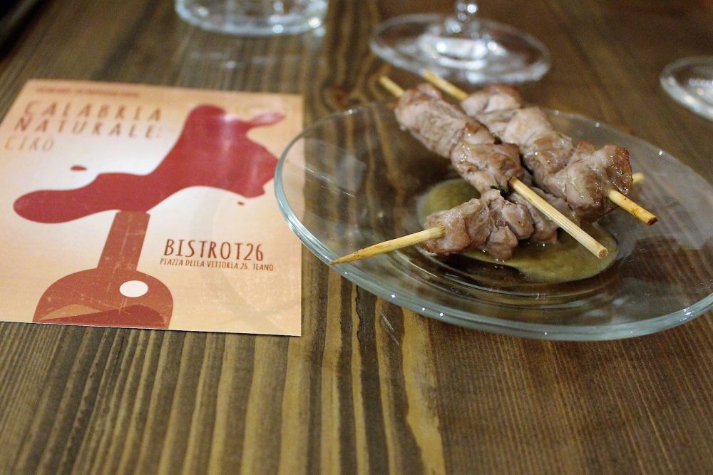 Bistrot26 – tapas arrosticino di agnello su fondo al carciofo