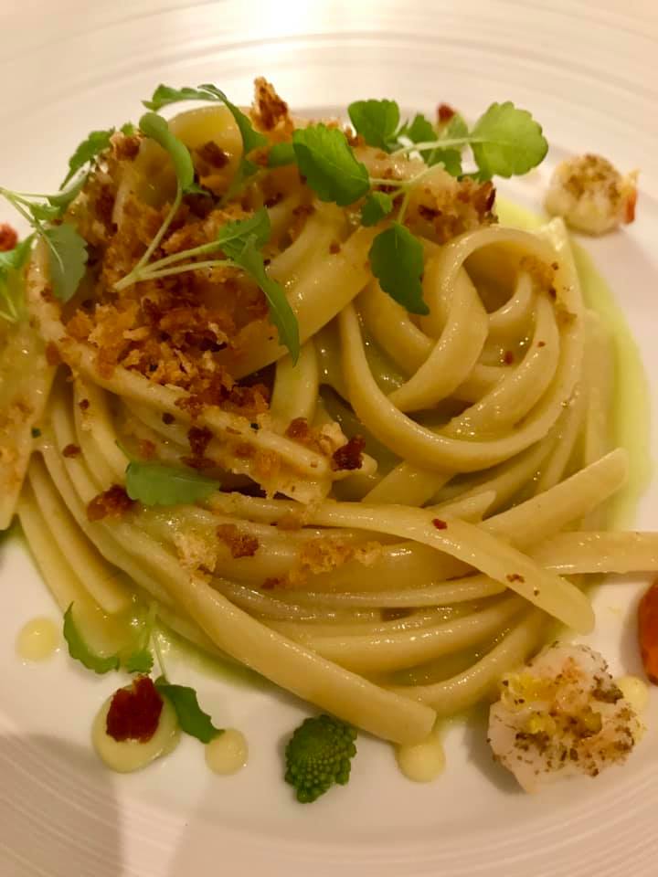 I Portici, linguine con aglio, olio, peperoncino, cavolo romano e scampi