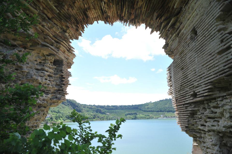 Da Cantine dell'Averno la vista sul lago d'Averno