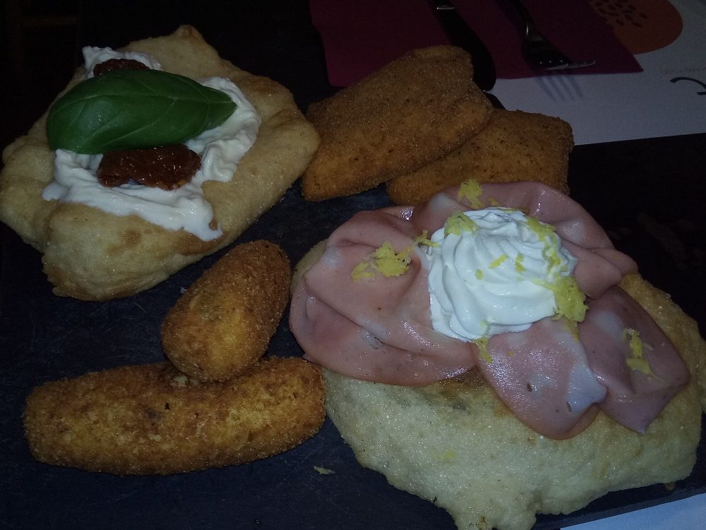 Draft Beer and Food Pizzette fritte, stracciatella e crocche' di patate