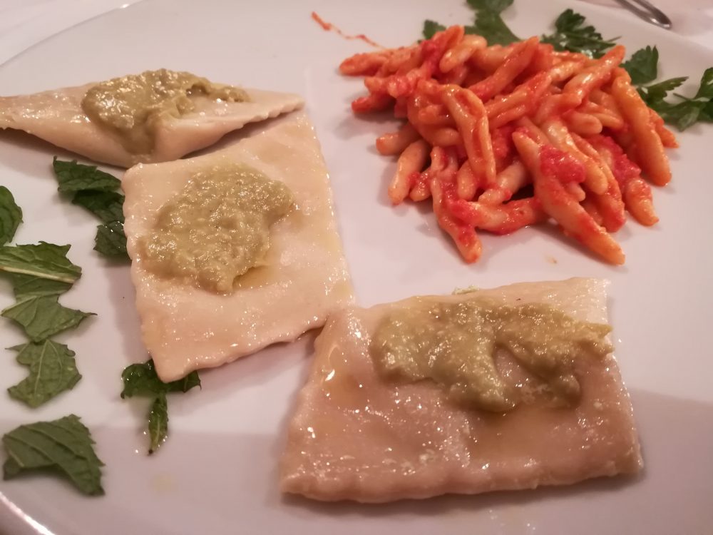 Fattoria La Cinta, I Ravioli ripieni di ricotta e borragine con crema di fave fresche e menta