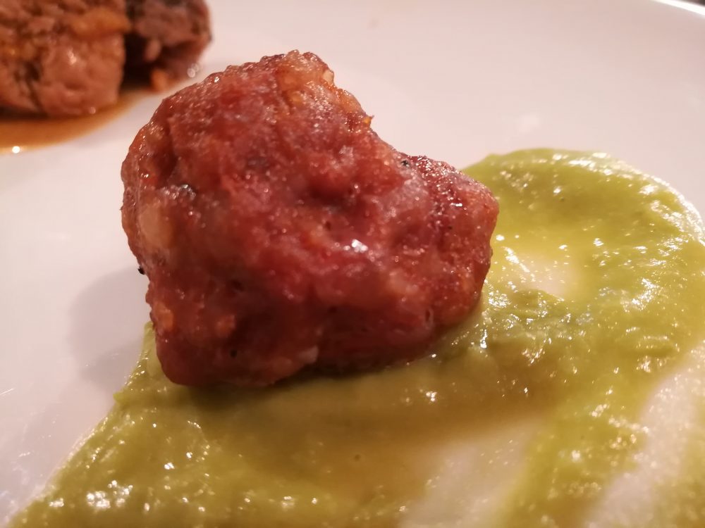 Fattoria La Cinta, La polpetta di salsiccia rossa di Castepoto su crema di piselli freschi