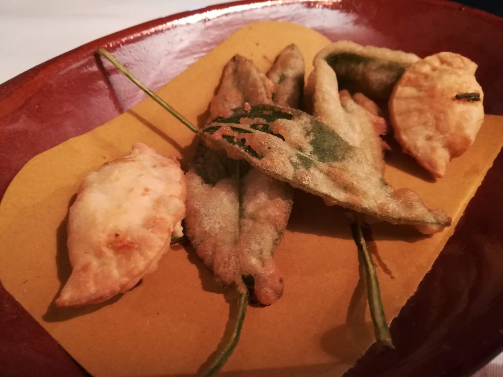 Fattoria La Cinta, La salvia pastellata e il raviolo fritto con asparagi