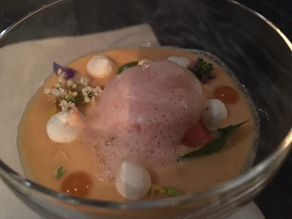 Locale - Gatzpacho dolce, carota, cioccolato bianco che è la base, sorbetto fatto con il pomodoro fresco, acqua di pomodoro, cetriolo