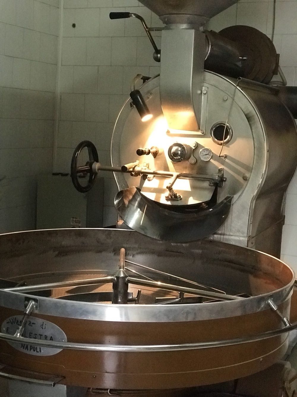 L’uso di macchinari antichi rende questa piccola azienda un fiore all’occhiello della produzione del caffe'