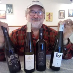 Mario Notaroberto con le bottiglie di vino delle nuove annate