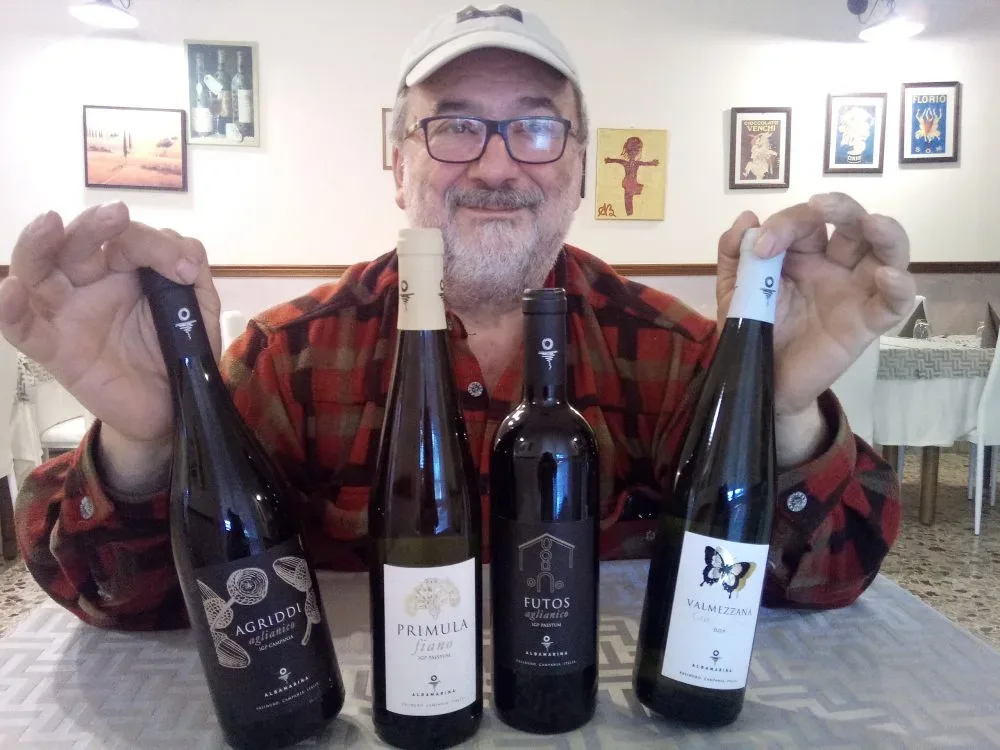 Mario Notaroberto con le bottiglie di vino delle nuove annate