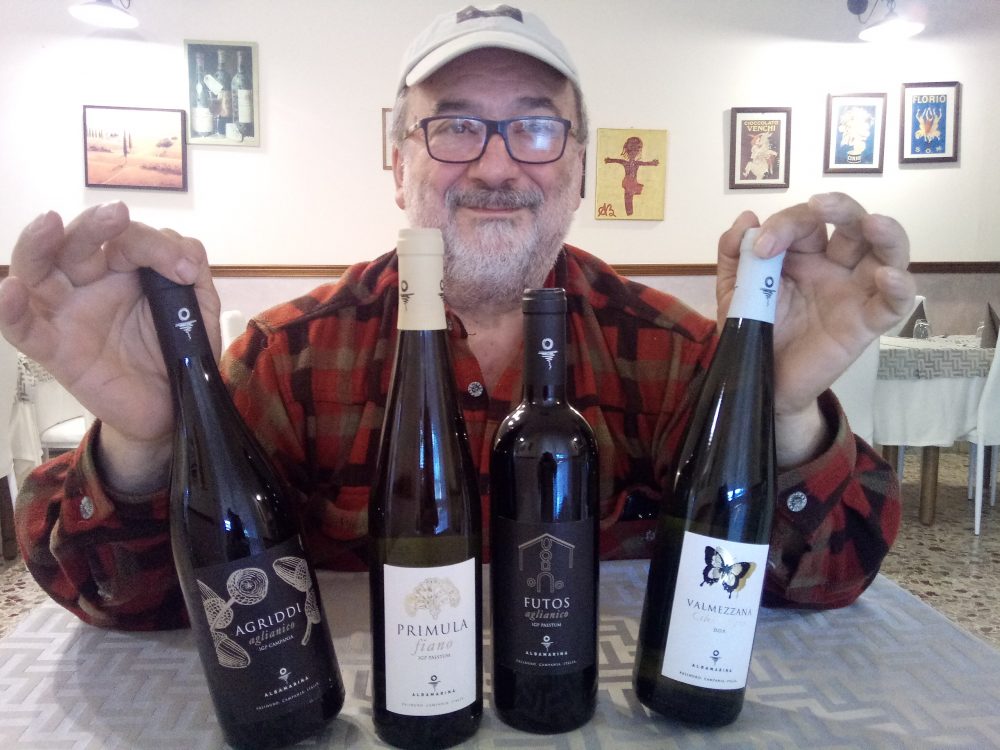Mario Notaroberto con le bottiglie di vino delle nuove annate