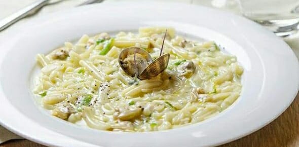 Pasta mista con peperoncini, vongole e limone